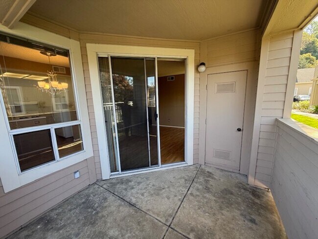 Building Photo - 2-Bedroom, 2-Bathroom Ground Level Condo in Hercules