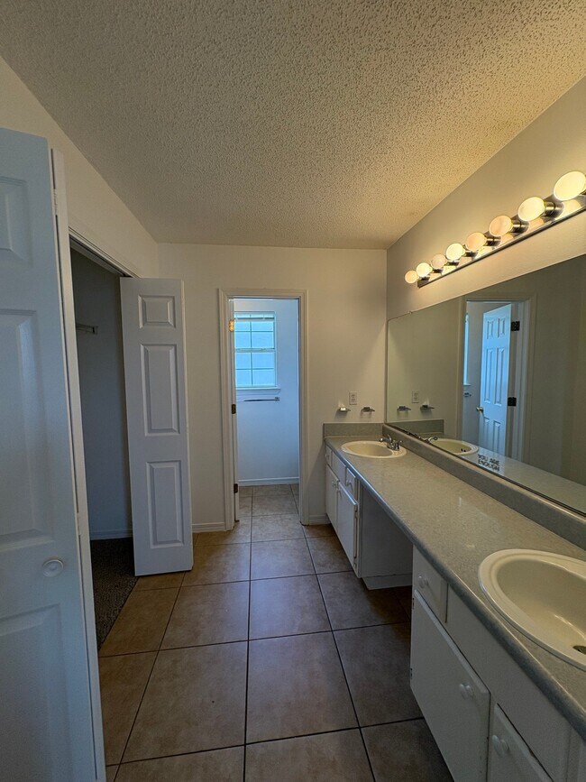 Building Photo - 953 Southern Oaks Ct