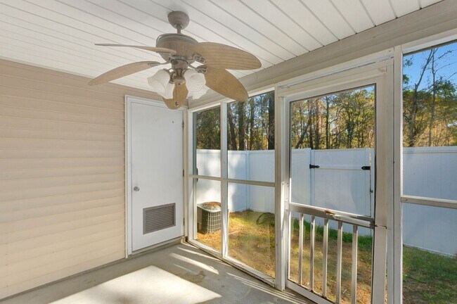 Building Photo - Townhouse available in Summer Wood!