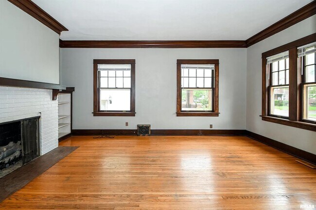 Building Photo - 1628 W Callender Ave