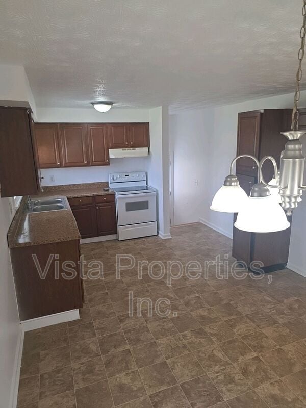 Building Photo - 7802 Columbine Dr