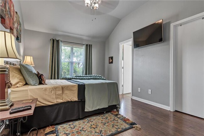 Building Photo - 1031 Fallbrook Loop