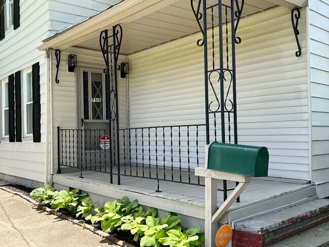 Building Photo - Detroid Shoreway Renovated  4 Bedroom, 2 Bath House with Detached Garage