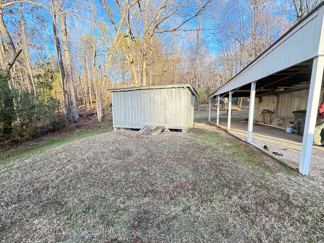 Building Photo - Fully Renovated 3bd/2ba House on Private L...