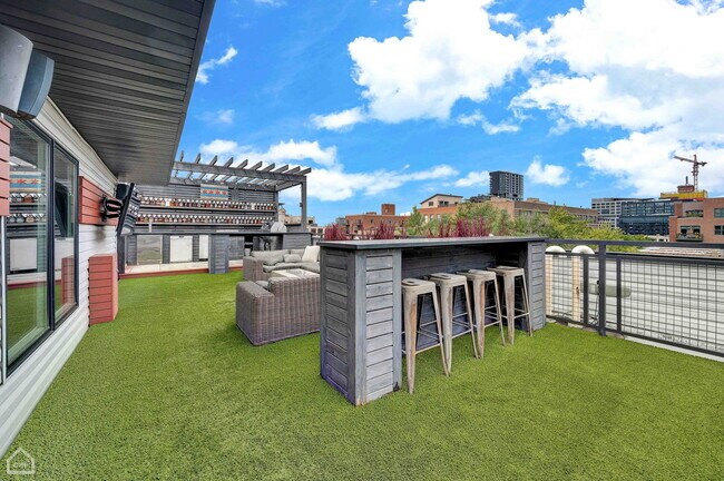 Building Photo - 1312 W Madison St