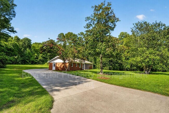 Building Photo - 5108 Lakeshore Ct