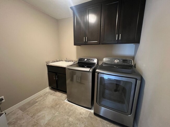 Building Photo - Beautiful 5-bed, 3.5-bath Single Family Home!