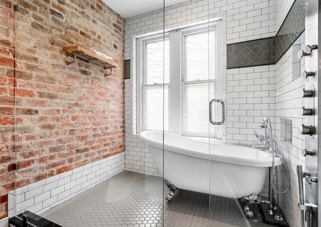 Building Photo - FAN DISTRICT HOME WITH 3 BEDROOMS AND 3 FULL BATHS