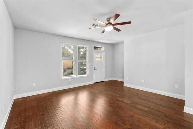 Building Photo - 2311 Santa Rita St