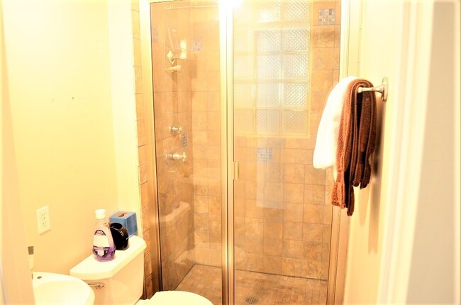 Building Photo - Gorgeous well maintained 4 bed house avail...
