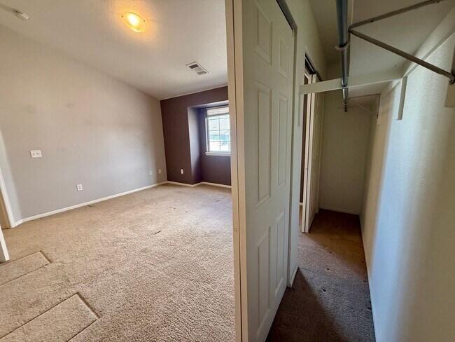 Building Photo - Spacious, Updated 2BR / 2 BA Condo in Gated Community!