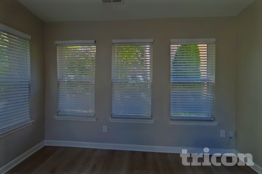 Building Photo - 1413 Eastway Dr