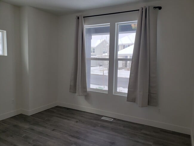 Building Photo - Trails and more at this Harvest Park Home in Mapleton!!