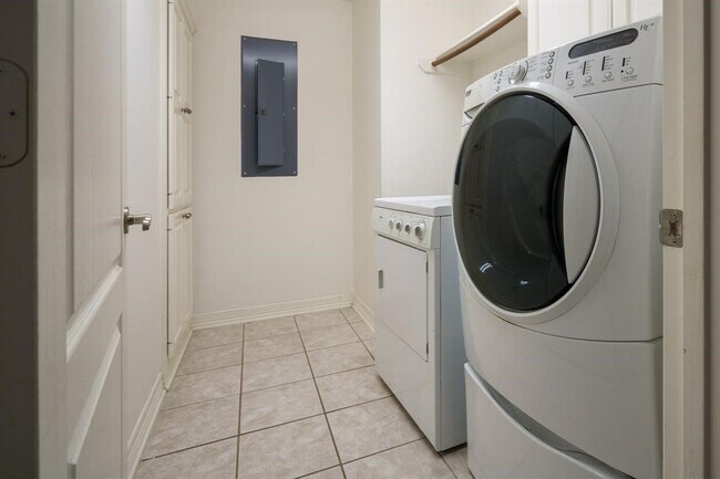 Building Photo - 6010 Serrano Terrace Ln