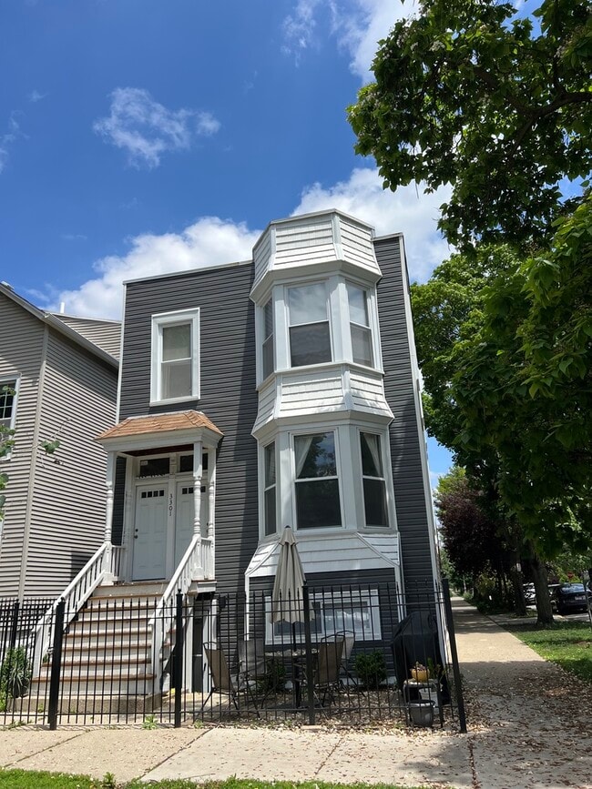Primary Photo - 3301 N Oakley Ave