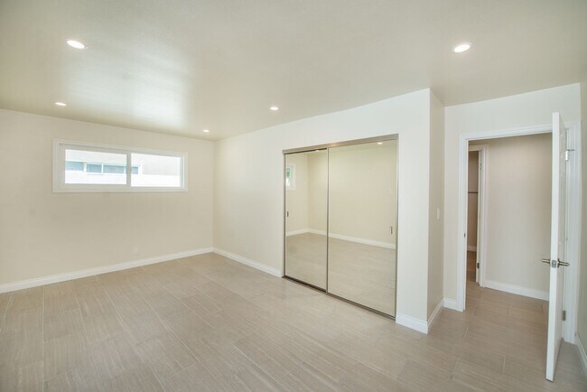 Building Photo - Completely Remodeld W/ Swimming Pool!