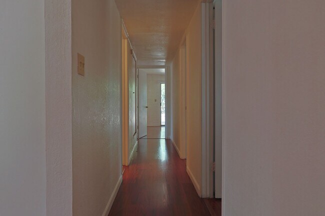Building Photo - 618 N Medford Dr