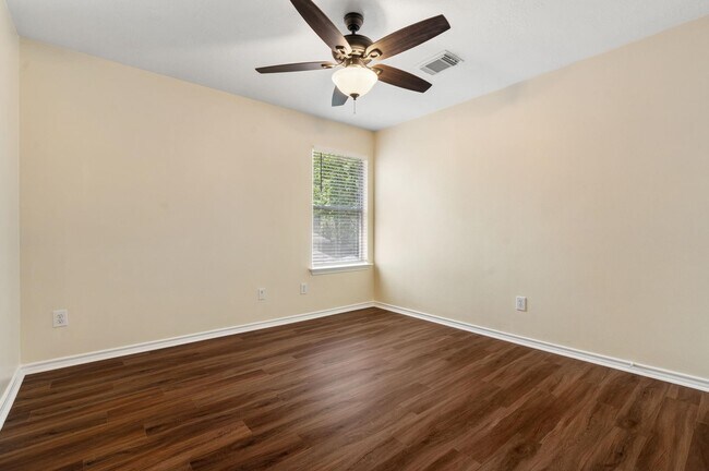 Building Photo - 27 N Queenscliff Cir