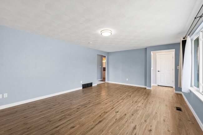 Building Photo - Spacious 3-Bed + Bonus Room in Lakewood | ...