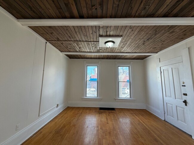 Building Photo - 1 Large Bedroom Lower Level Duplex in the heart of Brady Street.