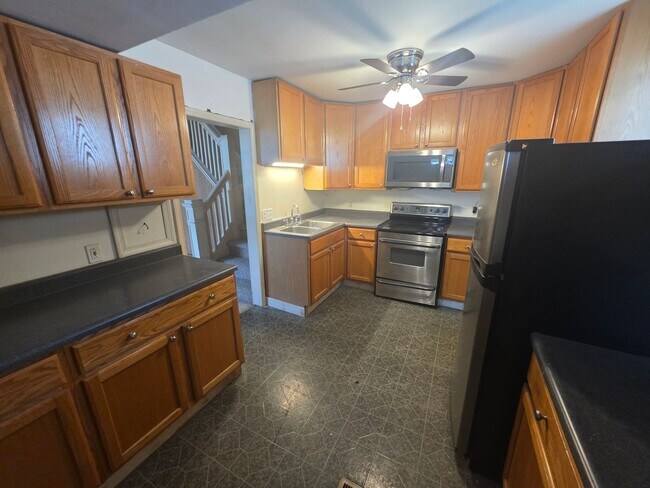 Building Photo - 2-bedroom, 1-bath home in New Brighton