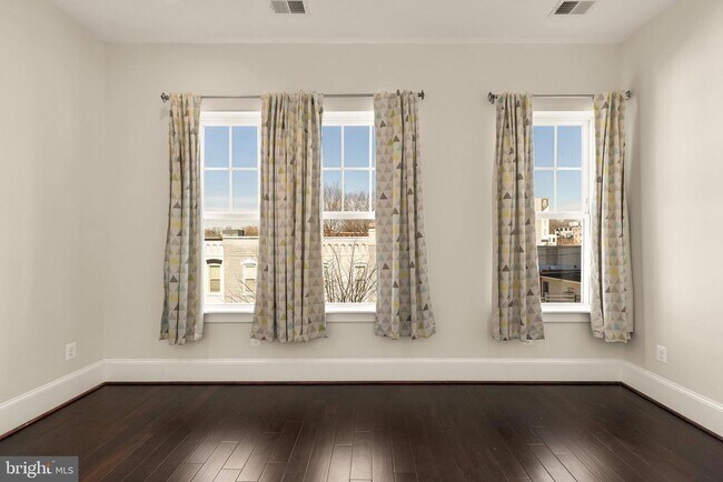 Building Photo - 1609 Levis St NE