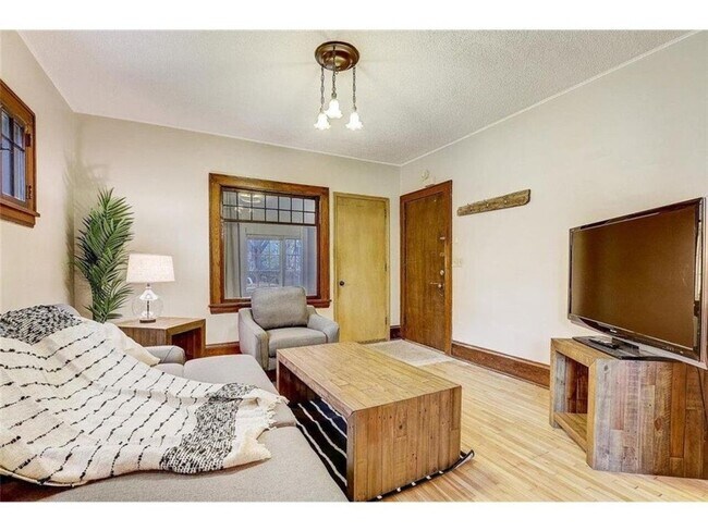 Building Photo - 27th Ave S