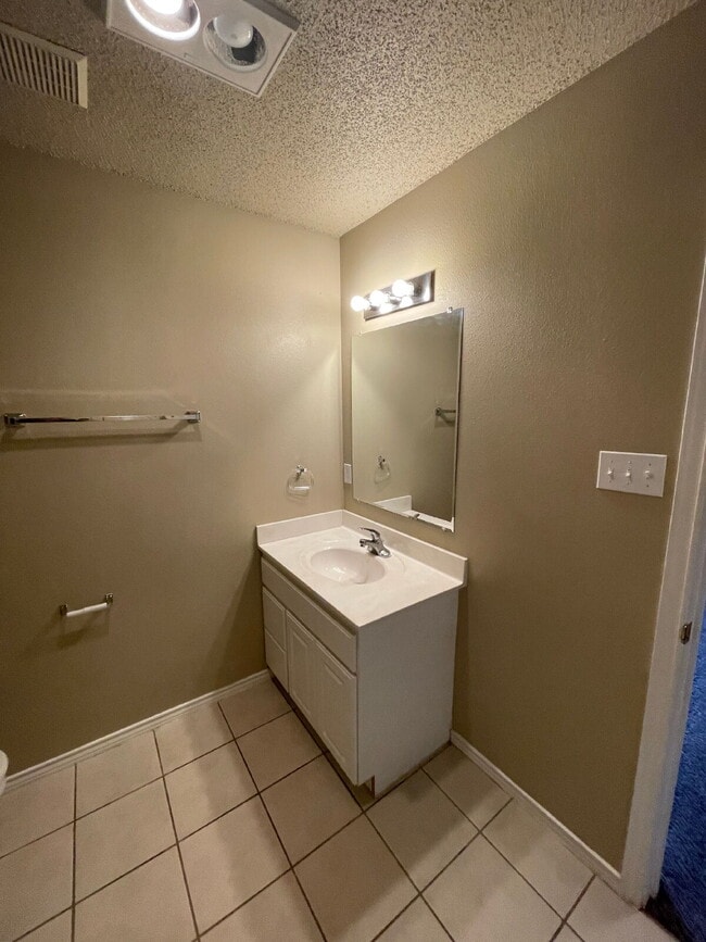 Building Photo - Duplex Located On Cul-De-Sac With A Basement!