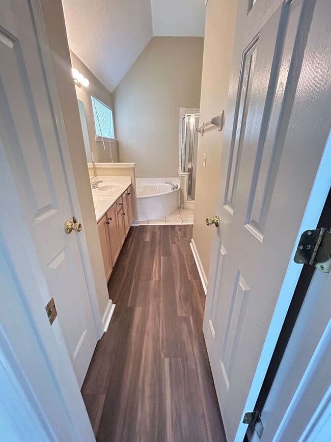 Building Photo - Cozy home in The Commons neighborhood offering split bedroom floor plan! Back yard is fully fence...