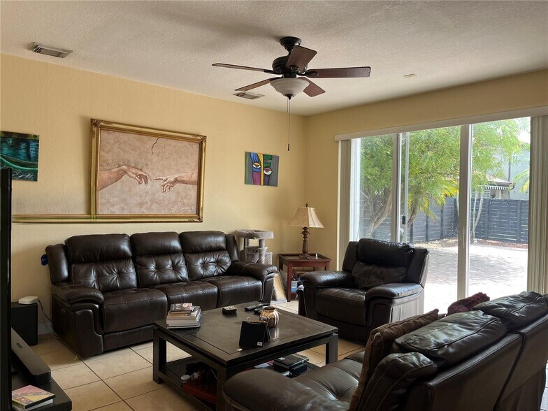 Building Photo - 9140 SW 153rd Ave