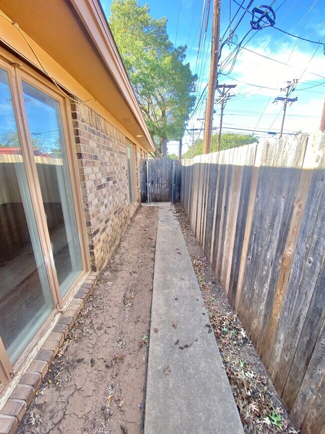 Building Photo - Great 5 bedroom home near LCU now available