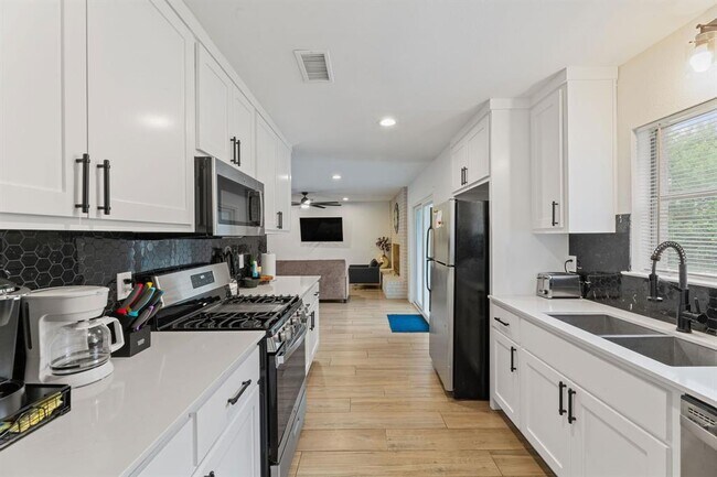 Building Photo - 201 Fairlane Dr