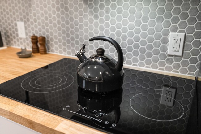 Building Photo - Stylish & Turnkey Furnished 2-BR Daylight Basement Apartment – Utilities + Wi-Fi Included