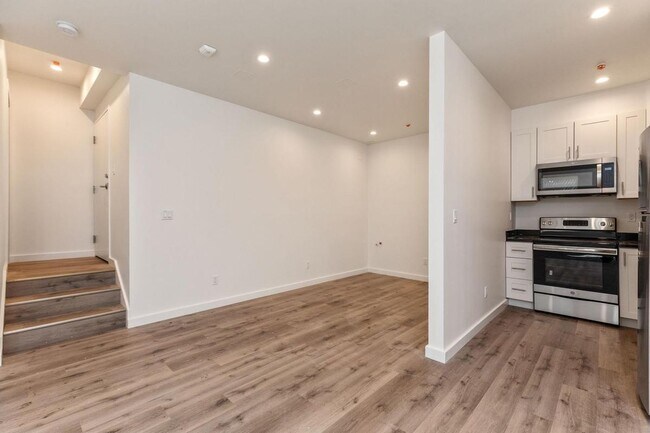 Building Photo - 905 Capp St