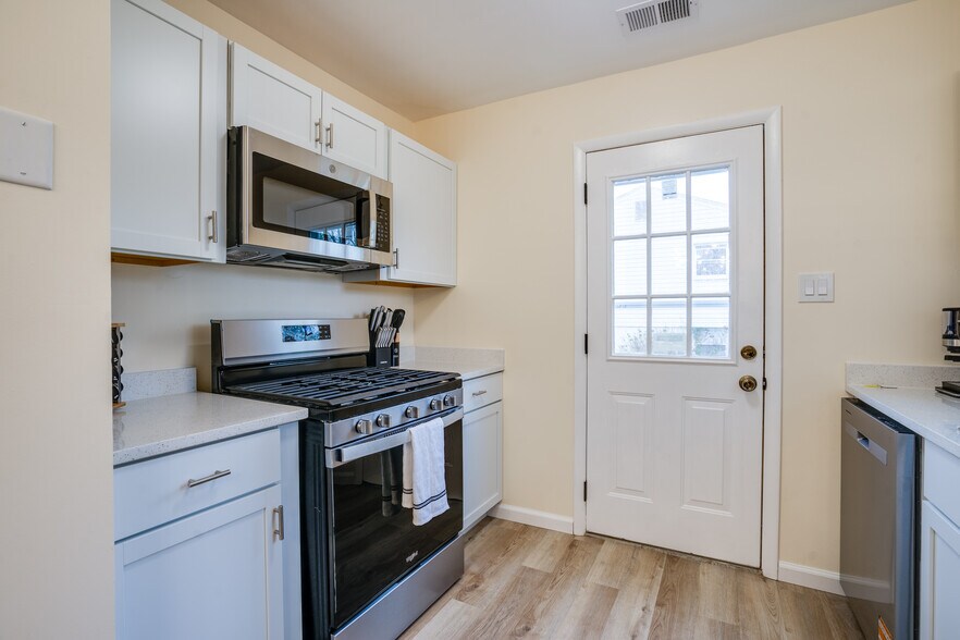 Building Photo - 14220 Fallbrook Ln