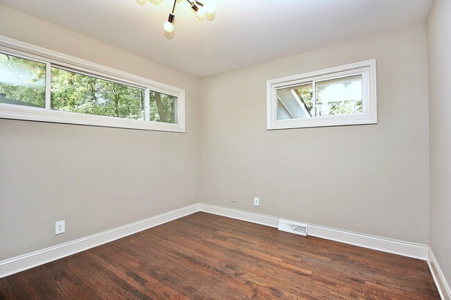Building Photo - Impeccable 2 Bedroom, Fully Renovated in N...