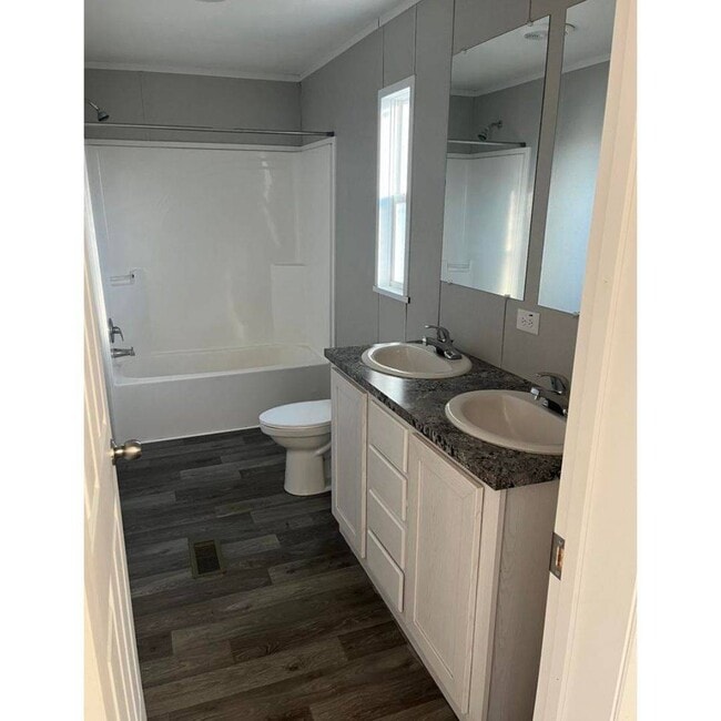 Building Photo - 1085 Spring Bay Rd