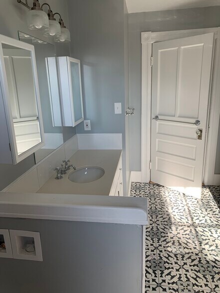 Building Photo - 118 Vernon St