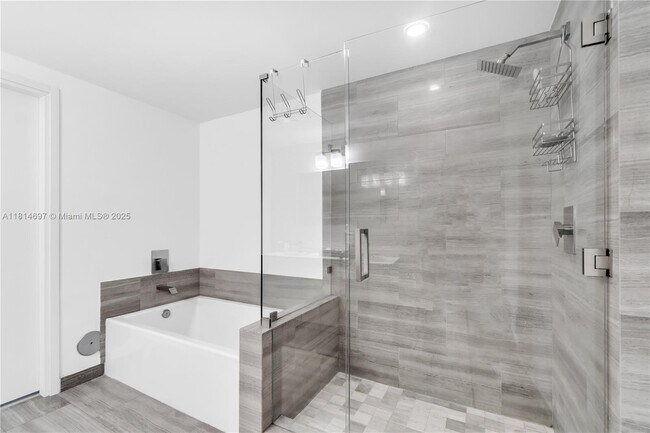 Building Photo - 1300 Brickell Bay Dr