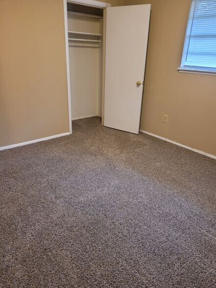 Building Photo - 2215 Kevin Ct