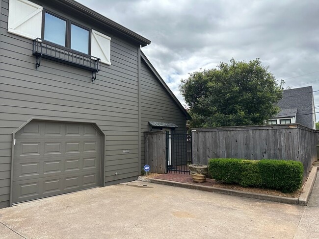 Building Photo - Just Renovated 1,300 SQ' Duplex Across from Woodward Park