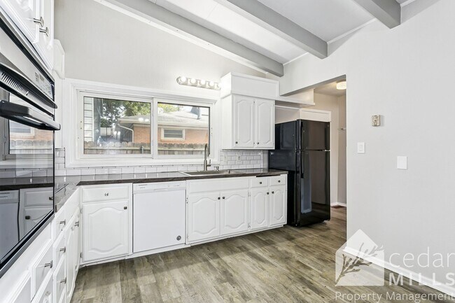Building Photo - 811 N Chipper Ln
