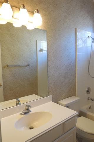 Building Photo - 221 S Village Dr