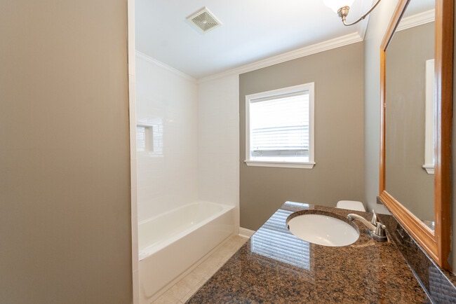 Building Photo - 833 Grove St