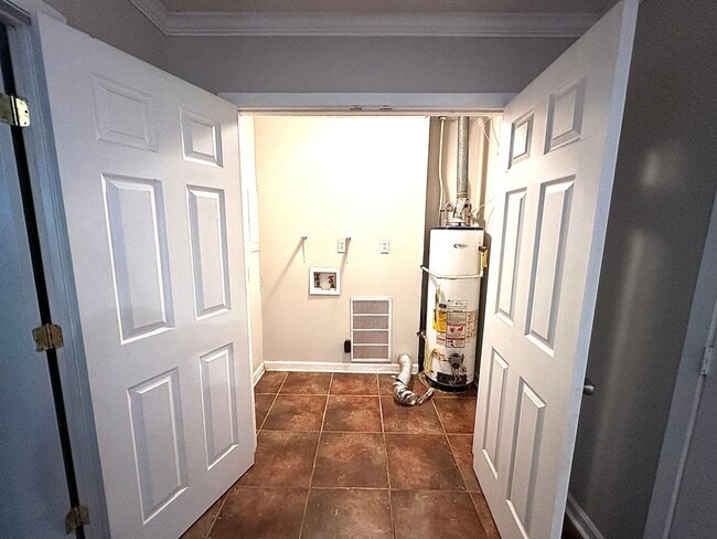 Building Photo - 2046 Shadywood Ln
