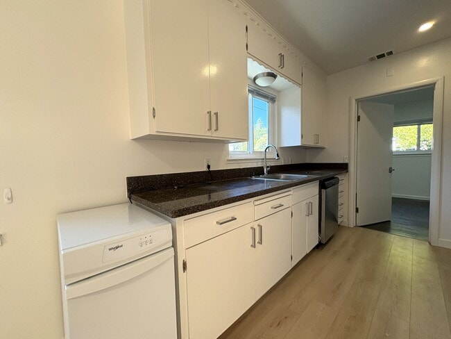 Building Photo - Charming 2 Bedroom, 2 Bathroom Home in Redwood City