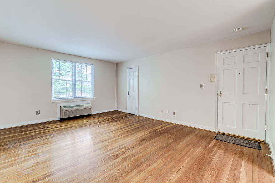 Living Room, Closet, & Entry Door - 109 E Glebe Rd
