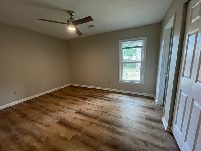 Building Photo - 108 Flynn St