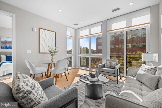 Building Photo - 646 H St NE