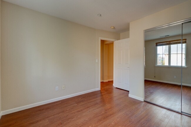 Building Photo - EXQUISITELY LOCATED TOWNHOME PRIVATE SETTING | MANY UPGRADES